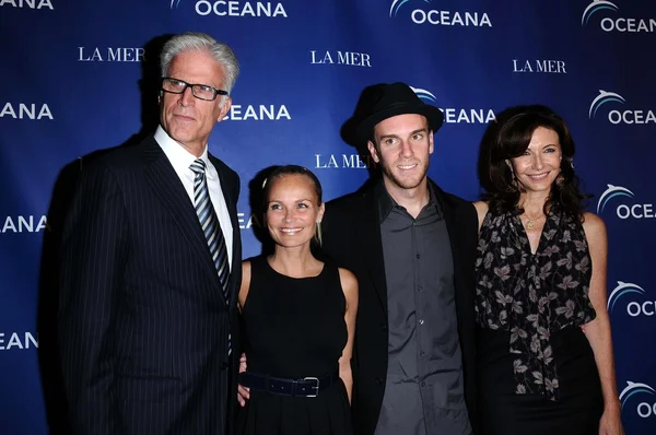 Ted Danson et Kristin Chenoweth avec Charlie McDowell et Mary Steenburgen — Photo