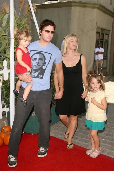 Peter Facinelli con Jennie Garth y sus hijas — Foto de Stock