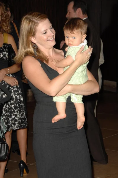 Melissa Joan Hart e il figlio Braydon — Foto Stock