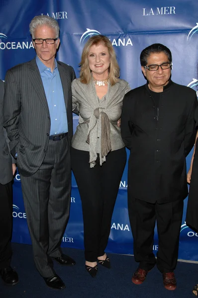 Ted Danson, Arianna Huffington y Deepak Chopra — Foto de Stock