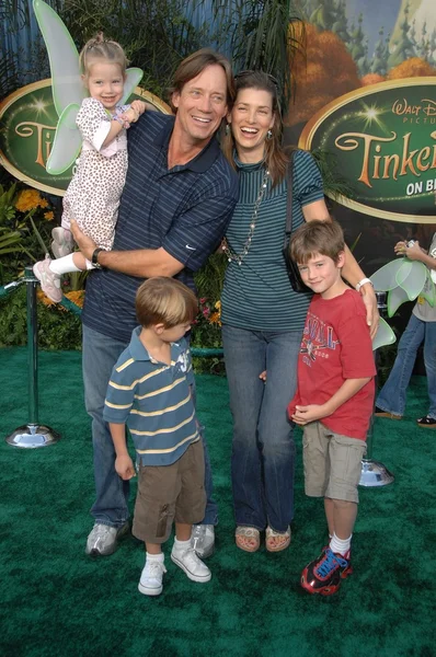 Kevin sorbo met sam jenkins en familie op de première screening van disneys tinker bell dvd. El capitan theater, hollywood, ca. 10-19-08 — Stockfoto