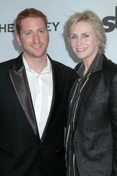 Guy Shalem and Jane Lynch at the APLA 'The Envelope Please' Oscar Viewing Party. The Abbey, West Hollywood, CA 02-22-09 — Stock Photo, Image