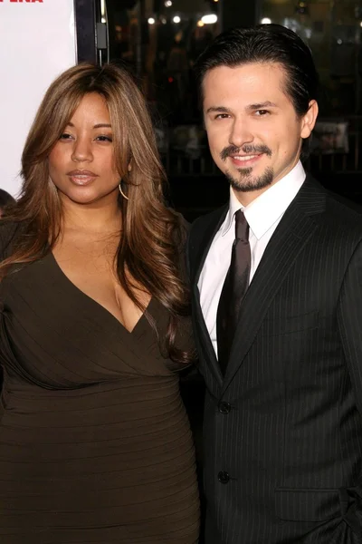Freddy Rodriguez and wife — Stock Photo, Image