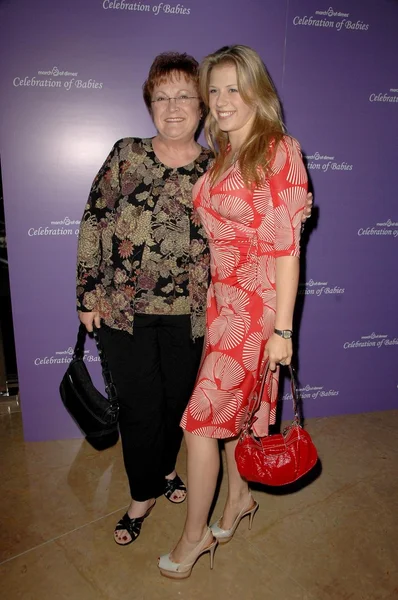 Jodie Sweetin and her mom at 'Celebration of Babies' luncheon to benefit March of Dimes. Beverly Hilton Hotel, Beverly Hills, CA. 09-27-08 — Stock Photo, Image