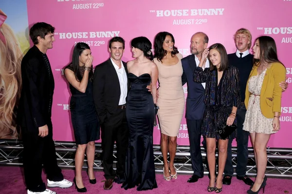 Bruce Willis y Demi Moore con familiares y amigos — Foto de Stock