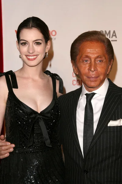 Anne Hathaway, Valentino Garavani — Zdjęcie stockowe