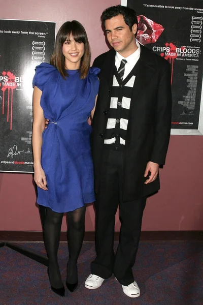 Jessica Alba y Cash Warren en el estreno en Los Ángeles de 'Crips and Bloods Made in America'. Laemmle Sunset 5 Cinemas, West Hollywood, CA. 02-10-09 — Foto de Stock