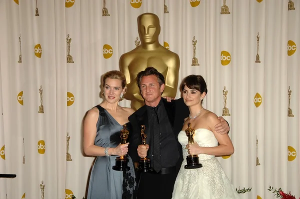 Kate Winslet con Sean Penn y Penélope Cruz en la Sala de Prensa en los 81º Premios Anuales de la Academia. Teatro Kodak, Hollywood, CA. 02-22-09 — Foto de Stock