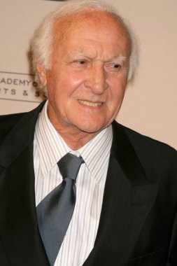 Robert Loggia