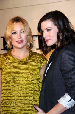 Kate hudson ve liv tyler burberry beverly hills adlı mağaza yeniden açılıyor. Burberry beverly hills mağaza, beverly hills, ca. 10-20-08