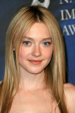 40 Fanning Dakota Naacp Image Ödülleri. Auditorium, Los Angeles, Ca. 02-12-09 türbe