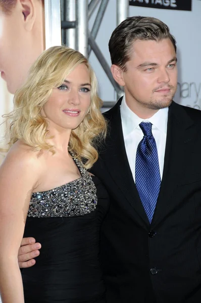 Kate winslet i leonardo dicaprio w światową premierę droga do szczęścia. Mann wieś teatr, westwood, ok. 12-15-08 — Zdjęcie stockowe