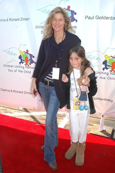 ケート ・ ヴァーノンと娘アナベル子供子供の 10 の年次日国々 の連合で。サンタ モニカー ピア、サンタモニカー、ca. 08/11/09 — ストック写真