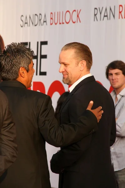 George Lopez and Jesse James at the Los Angeles Premiere of 'The Proposal'. El Capitan Theatre, Hollywood, CA. 06-01-09 — 스톡 사진