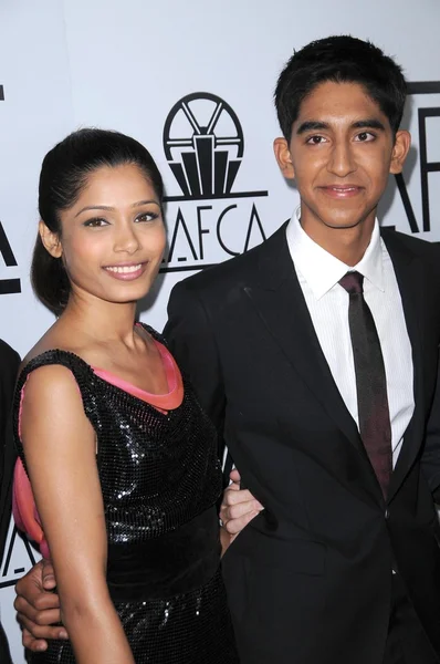 Freida pinto och dev patel — Stockfoto