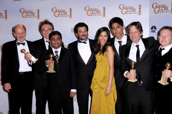 Cast und Crew von "Slumdog Millionär" im Presseraum bei der 66. Verleihung der Golden Globes. beverly hilton hotel, beverly hügel, ca. 01.11.09 — Stockfoto