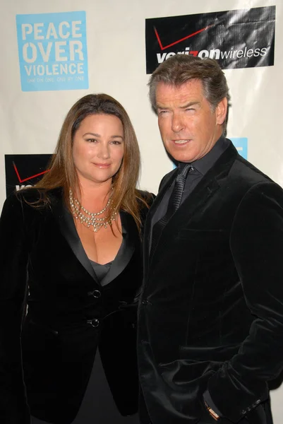 Keely Shaye Smith e Pierce Brosnan no Peace Over Violence 38th Annual Humanitarian Awards, Beverly Hills Hotel, Beverly Hills, CA. 11-06-09 — Fotografia de Stock