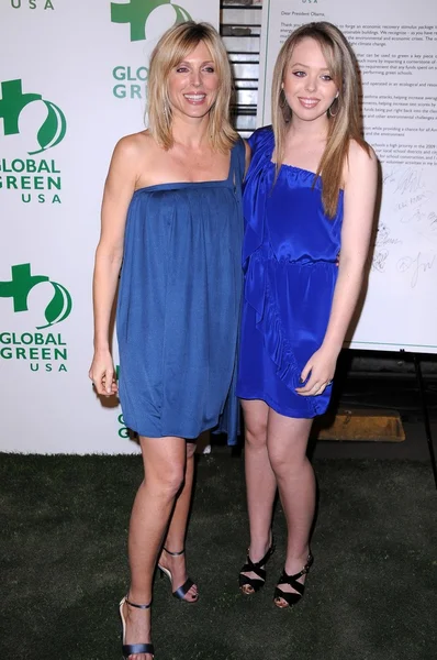 Marla Maples y Tiffany Trump en el VI Partido Pre-Oscar Anual de Global Green USA. Avalon Hollywood, Hollywood, CA. 02-19-09 —  Fotos de Stock