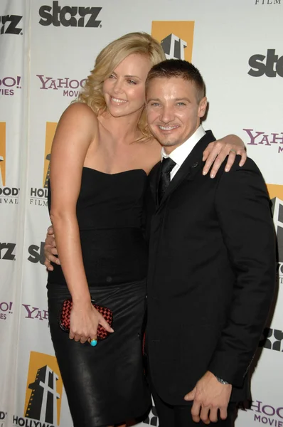 Charlize Theron y Jeremy Renner en la 13ª Gala Anual de Premios Hollywood. Beverly Hills Hotel, Beverly Hills, CA. 10-26-09 — Foto de Stock