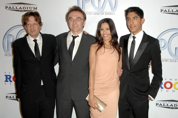 Christian Colson and Danny Boyle with Freida Pinto and Dev Patel — Stok fotoğraf