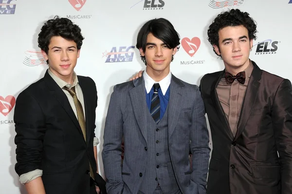 Nick Jonas com Joe Jonas e Kevin Jonas — Fotografia de Stock