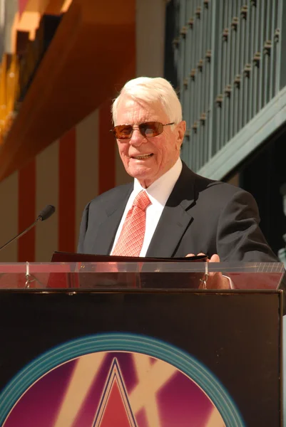 Peter Graves en la ceremonia de inducción del Paseo de la Fama de Hollywood para Peter Graves, Hollywood, CA. 10-30-09 —  Fotos de Stock