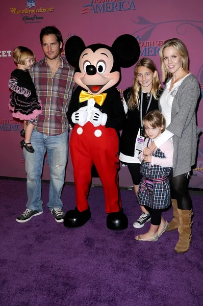 Peter Facinelli com Jennie Garth e sua família — Fotografia de Stock