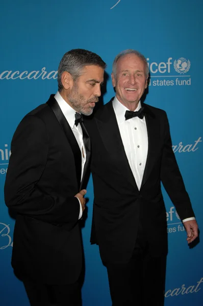 George clooney und jerry weintraub beim unicef ball 2009 zu ehren jerry weintraub, beverly wilshire hotel, beverly hills, ca. 09.10.12 — Stockfoto