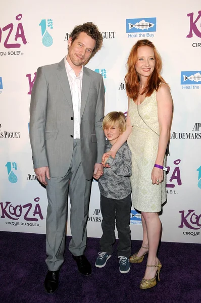 James Tupper with Anne Heche and her son Homer at Cirque Du Soleil's 'Kooza' Opening Night Gala. Santa Monica Pier, Santa Monica, CA. 10-16-09 — Stock Photo, Image