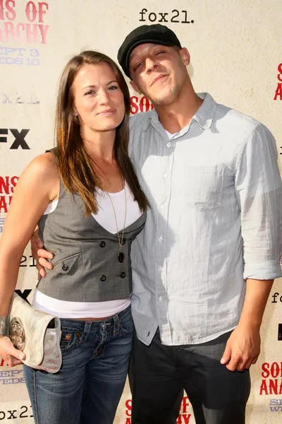 Melissa Claire Egan en Theo Rossi — Stockfoto