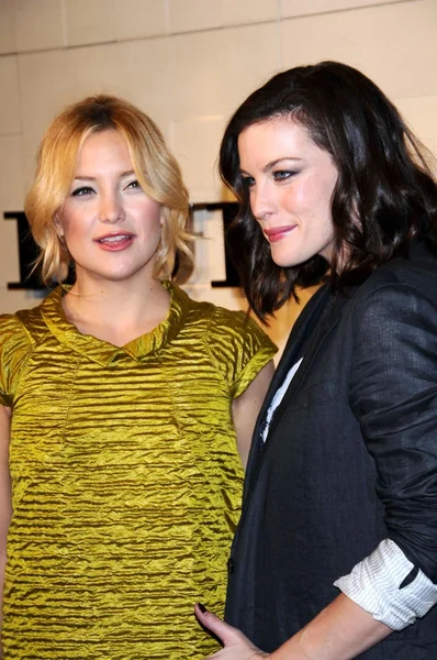 Kate Hudson and Liv Tyler at the Burberry Beverly Hills Store Re-Opening. Burberry Beverly Hills Store, Beverly Hills, CA. 10-20-08 — Stock Photo, Image