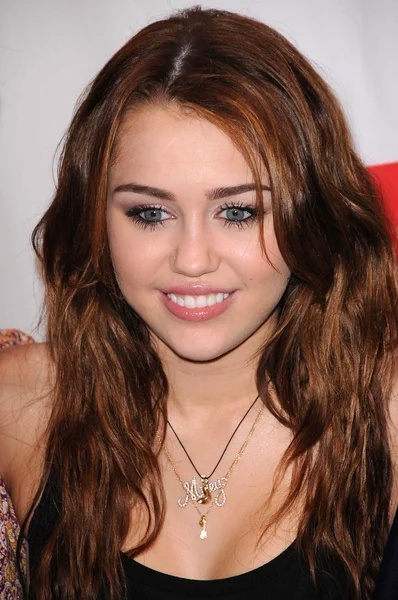 Miley Cyrus en el Segundo Concierto Anual de Esperanza de City of Hope. Nokia Theatre, Los Ángeles, CA. 10-25-09 — Foto de Stock