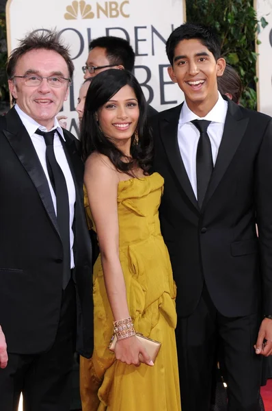 Danny boyle med freida pinto och dev patel — Stockfoto