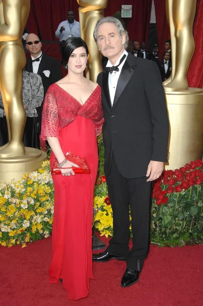 Phoebe Cates et Kevin Kline à la 81e cérémonie annuelle des Oscars. Kodak Theatre, Hollywood, CA. 22-02-09 — Photo