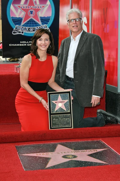 Mary Steenburgen mit ted danson — Stockfoto