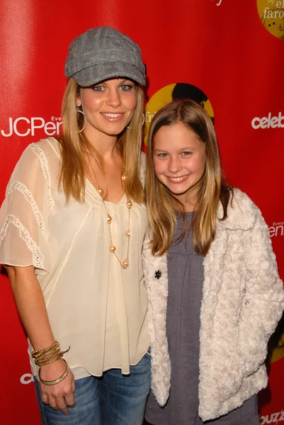 Candace Cameron Bure y su hija en el Joy Of Giving Holiday Tasting and Tree Trimming presentado por JCPenney, Four Christmases & Celebuzz, Sunset Tower Hotel, West Hollywood, CA. 12-15-09 — Foto de Stock
