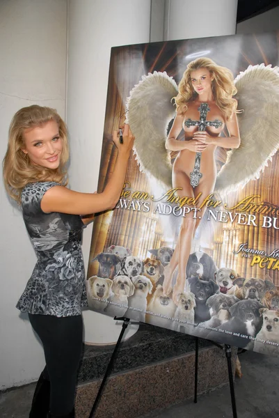 Joanna krupa presenterar sin "änglalika sida" i peta annons, westside pavilion, los angeles, ca. 12-01-09 — Stockfoto