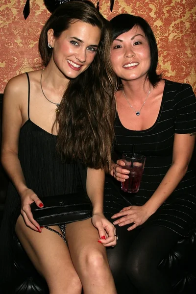 Katie Chonacas y Sara Meddick en la fiesta debut del vídeo musical de Katie Chonacas. Les Deux, Hollywood, CA. 02-21-09 —  Fotos de Stock