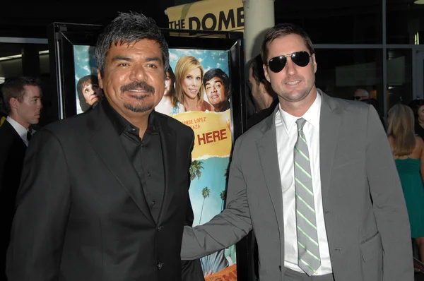 George López y Luke Wilson En el estreno de "Henry Poole está aquí". Arclight Cinemas, Hollywood, CA. 08 _ 07 _ 08 . —  Fotos de Stock