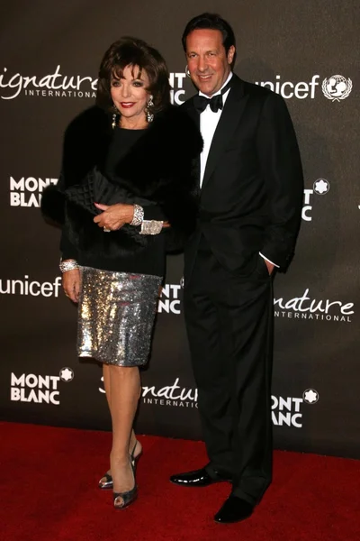 Joan collins und percy gibson bei der montblanc 'signature for good' - Wohltätigkeitsgala. Paramount Studios, los angeles, ca. 20.02.09 — Stockfoto