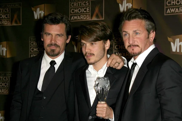 Josh Brolin with Emile Hirsch and Sean Penn — Stock Photo, Image