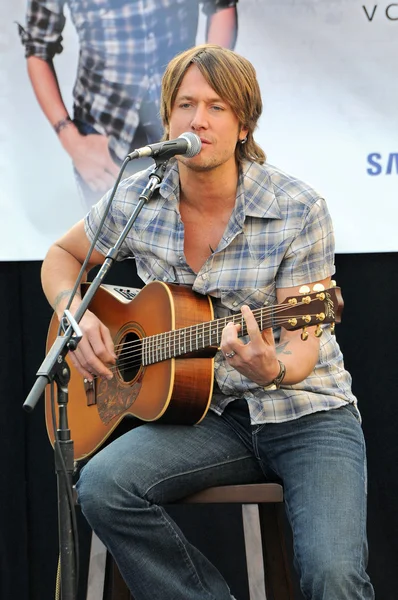 Keith Urban at a free acoustic concert by Keith Urban, sponsored by Verizon Wireless and Samsung Mobile, Verizon Wireless Store, Pasadena, CA. 11-21-09 — Stock Photo, Image