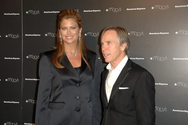 Kathy Ireland og Tommy Hilfiger - Stock-foto