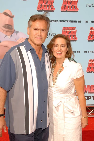 Bruce campbell i ida przybory w los angeles premiera "pochmurno z szansy meatballs". Mann wieś teatru, westwood, ca. 09-12-09 — Zdjęcie stockowe