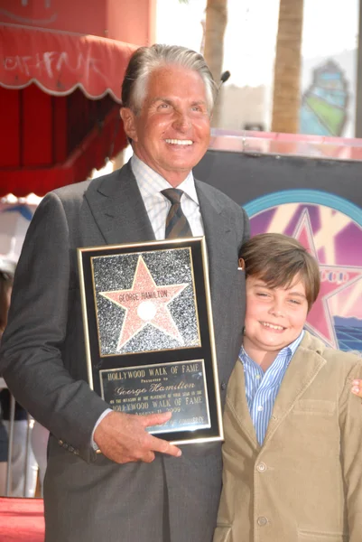 George Hamilton e seu filho George-Thomas na cerimônia homenageando George Hamilton com a 2,388th Star na Calçada da Fama de Hollywood. Hollywood Boulevard, Hollywood, CA. 08-12-09 — Fotografia de Stock