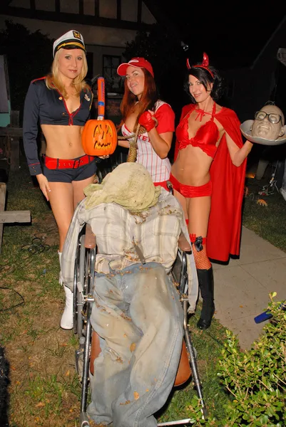 Alana Curry, Jamie Carson and Lisa Cash at a Halloween Haunt party hosted by Teri Groves, Private Location, Studio City, CA 10-28-07 — Stock Photo, Image