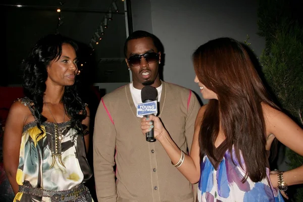 Kim Porter and Sean Combs at a Photo Exhibit Opening Featuring The Work of Cheryl Fox. The Celebrity Vault, Beverly Hills, CA. 06-26-09 — Stock fotografie