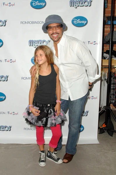 Lionel Richie and daughter Sophia at the Myzos Launch Party. Fred Segal, Santa Monica, CA. 08-22-09 — Stockfoto