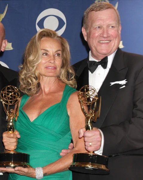 杰西卡 · 兰格和肯霍华德在新闻室在 61 的年度黄金时段艾美奖颁奖典礼。诺基亚剧院，洛杉矶，加利福尼亚州。 09/9/20 — 图库照片