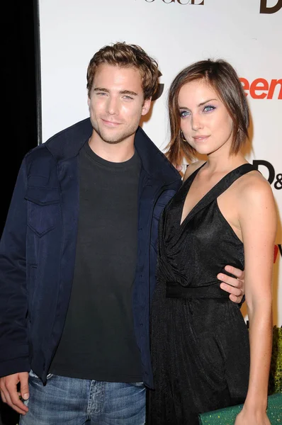 Dustin Milligan and Jessica Stroup — ストック写真